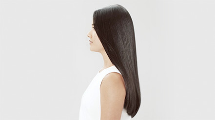 Le sèche-cheveux Dyson Supersonic protège les cheveux des températures élevées.